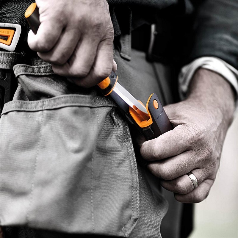 Fiskars 1023620 Ağır İş Kılıflı Entegre Bilemeli Bıçak